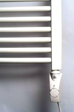 grzałka GTN biała kaloryfer w łazience.jpg