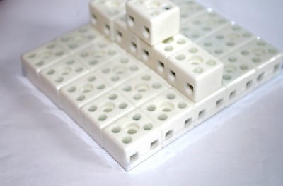 Złączka gwintowa porcelanowa 4mm 2-torowa